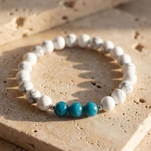 Armband med apatitpärlor och howlit – 17 cm