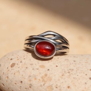 Granatring med silverfärgade spiraler