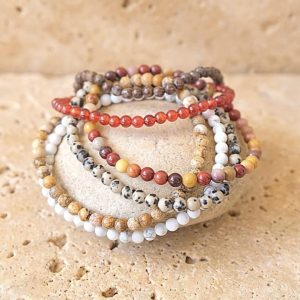 Tunt armband med stenpärlor
